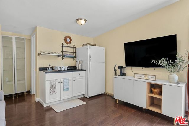 7659 Lindley Avenue, Reseda CA: https://media.crmls.org/mediaz/bbc69573-e842-4f7e-823a-4e1ae58a6c70.jpg