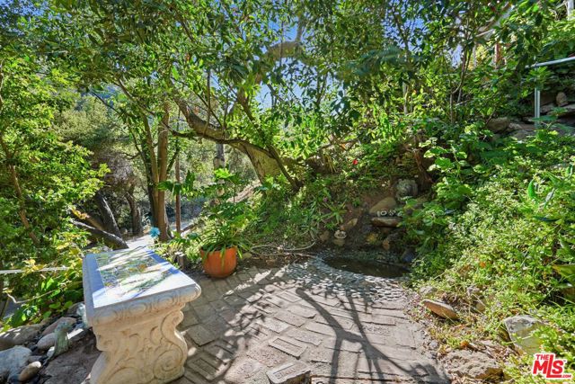 860 Old Topanga Canyon Road, Topanga CA: https://media.crmls.org/mediaz/bbc71b16-40f2-4cf1-a8c9-15d5975d4221.jpg