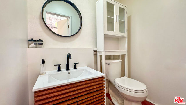 2403 Ocean Avenue, Venice CA: https://media.crmls.org/mediaz/bbc79508-7a2a-405d-bea5-27a4b30b83fa.jpg