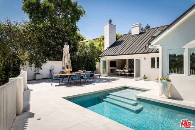 2612 Wallingford Drive, Beverly Hills CA: https://media.crmls.org/mediaz/bbc8355d-a122-47ff-ad2e-c6b4747550e7.jpg