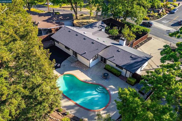 2424 San Miguel Dr, Walnut Creek CA: https://media.crmls.org/mediaz/bbc8b361-756f-4b98-9c0c-8c9a04857185.jpg