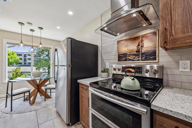 198 Schooner Ct, Richmond CA: https://media.crmls.org/mediaz/bbc8f223-67a0-4aa3-9683-68251dab42fd.jpg