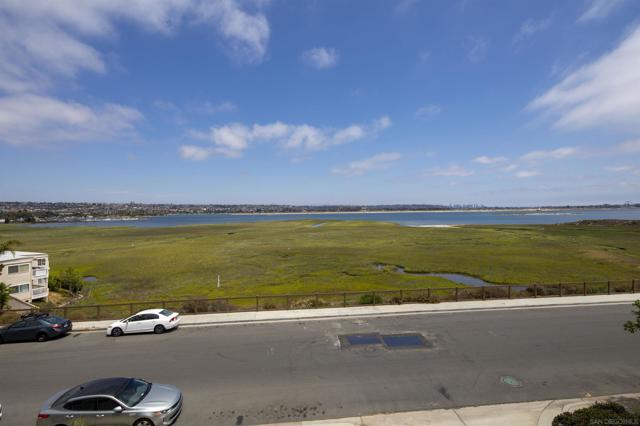 3955 Honeycutt St, San Diego CA: https://media.crmls.org/mediaz/bbc9d97b-53c1-465d-892e-ee9023c5f946.jpg