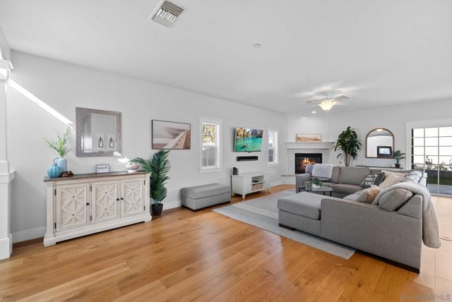 523 9th St, Imperial Beach CA: https://media.crmls.org/mediaz/bbc9db14-d8c3-42e9-a963-daa51cc48ecc.jpg