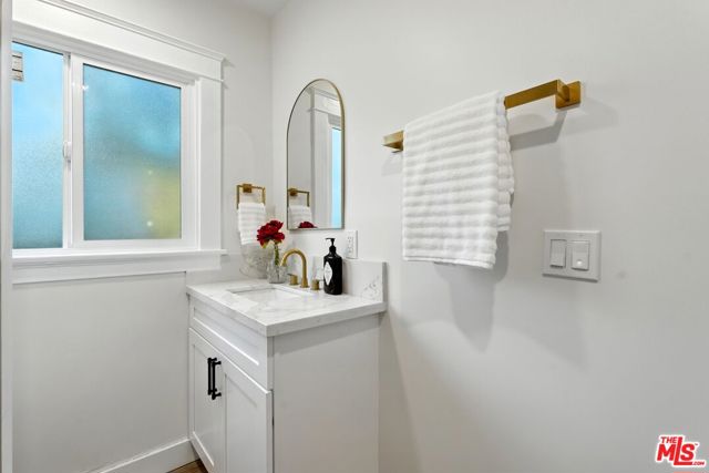 4340 2nd Avenue, Los Angeles CA: https://media.crmls.org/mediaz/bbca04be-8c5f-4e16-a5ac-37e80b1deddd.jpg