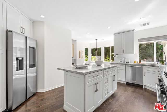 4744 Norwich Avenue, Sherman Oaks CA: https://media.crmls.org/mediaz/bbca0aee-080e-4362-8a83-0b88684d3236.jpg