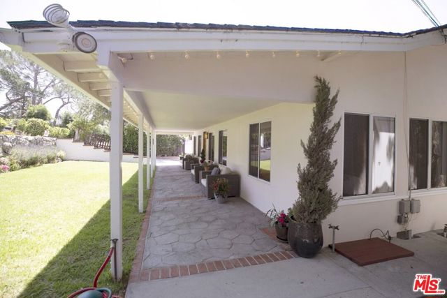 2916 Henrietta Avenue, La Crescenta CA: https://media.crmls.org/mediaz/bbca1d9c-59ec-40c0-8da3-d6aeb16671da.jpg