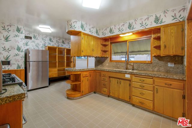 7231 Vanalden Avenue, Reseda CA: https://media.crmls.org/mediaz/bbcc158d-5ce2-4ac7-b4a9-ba615cd1e34e.jpg