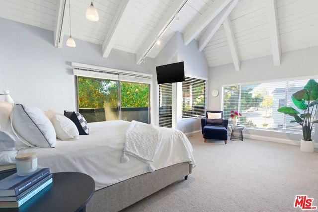 1013 16th Street, Santa Monica CA: https://media.crmls.org/mediaz/bbcc4e34-7f26-4ed0-9ff9-798db78a198d.jpg