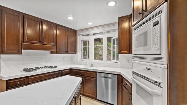 2894 Torrey Pines Rd, La Jolla CA: https://media.crmls.org/mediaz/bbcd25e0-4094-49dc-9206-05d73adcdd07.jpg