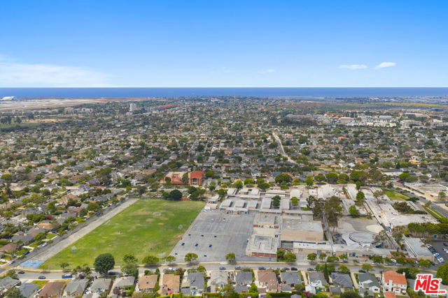 8044 Cowan Avenue, Los Angeles CA: https://media.crmls.org/mediaz/bbcd51ad-152d-4023-9062-f5448765efc6.jpg