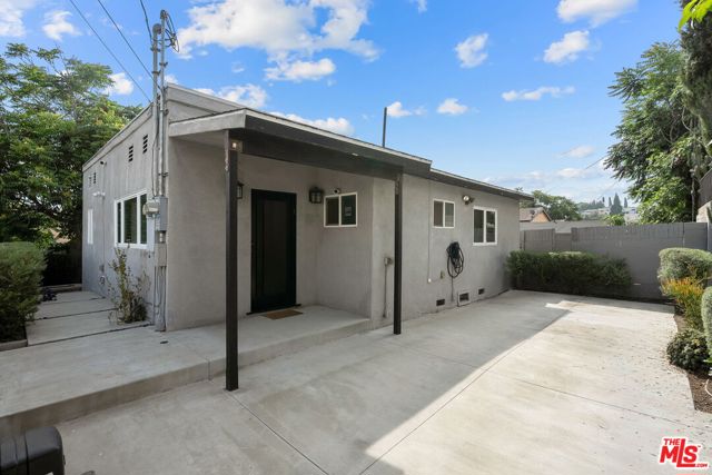 614 Rosemont Avenue, Los Angeles CA: https://media.crmls.org/mediaz/bbce12f9-ead8-4b81-80fc-bd551d85cf78.jpg