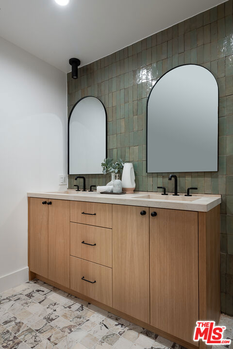 3977 Oeste Avenue, Studio City CA: https://media.crmls.org/mediaz/bbce9a36-d806-4c85-8d7d-408cd794d3fc.jpg