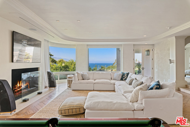 28808 Cliffside Drive, Malibu CA: https://media.crmls.org/mediaz/bbcfcafa-9023-4f90-ac41-21fb92c6f28f.jpg