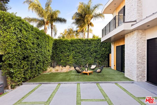 425 N Alfred Street, Los Angeles CA: https://media.crmls.org/mediaz/bbd02822-eef5-4d37-b3c6-764c45e5d781.jpg