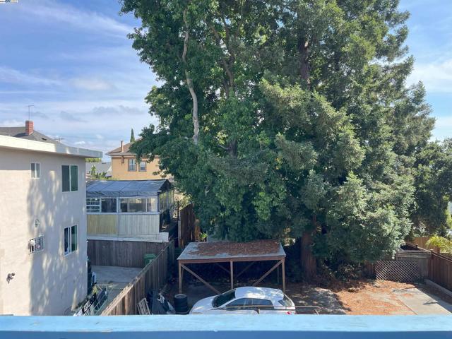 2324 9Th Ave, Oakland CA: https://media.crmls.org/mediaz/bbd060c0-f269-494f-99f2-054afd73e6f5.jpg