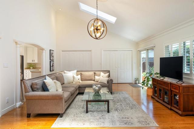 2403 Washington Avenue, Redwood City CA: https://media.crmls.org/mediaz/bbd07cf9-0b5c-4802-abe5-65106623fc6a.jpg