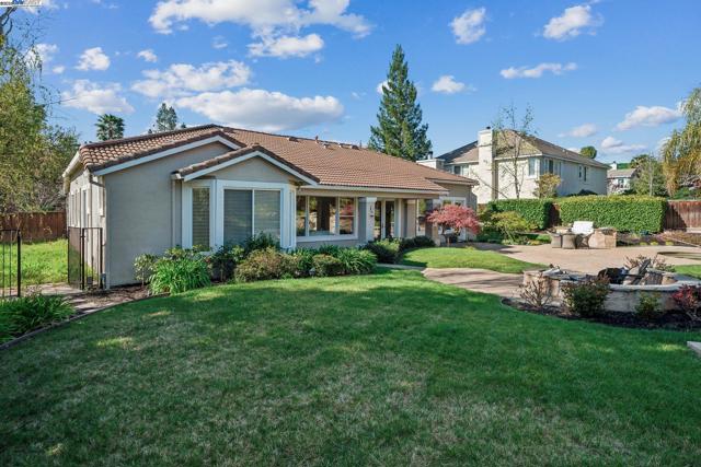 1221 Culet Ranch Rd, Danville CA: https://media.crmls.org/mediaz/bbd17877-47ba-4e69-85ba-31cb3027ac59.jpg