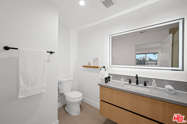 841 N Mccadden Pl, Los Angeles CA: https://media.crmls.org/mediaz/bbd17968-5fab-434b-8549-da51a0462eed.jpg