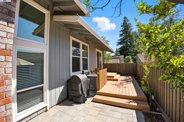102 Rolling Green Cir, Pleasant Hill CA: https://media.crmls.org/mediaz/bbd1a224-ca5e-4278-8049-6711ae92e8c8.jpg
