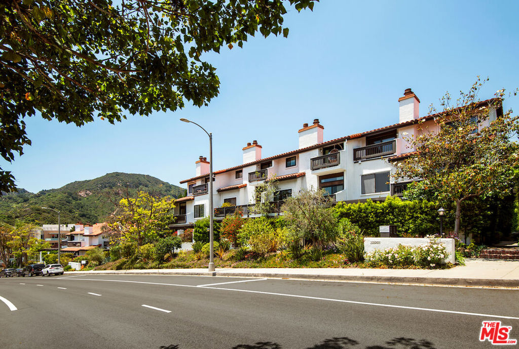 1571 Palisades Drive