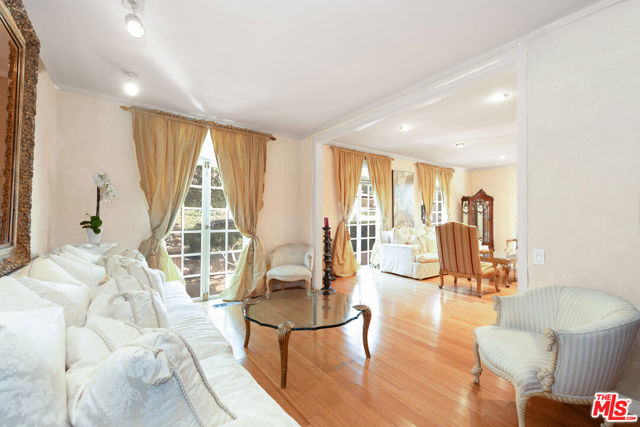1148 COLDWATER CANYON Drive, Beverly Hills CA: https://media.crmls.org/mediaz/bbd41c41-7ffa-4ea2-9a51-47a669e6cad9.jpg