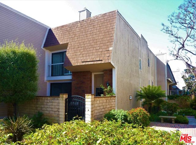 13065 Mindanao Way, Marina del Rey CA: https://media.crmls.org/mediaz/bbd45c99-43f4-4dd3-afc4-696defcc72e2.jpg