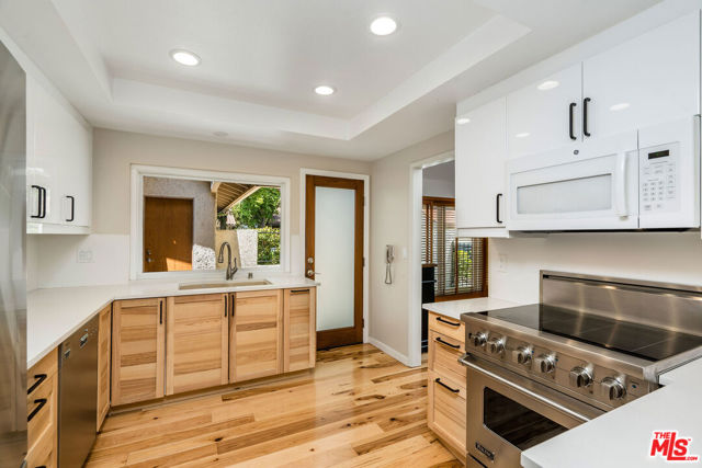 4042 Stoneriver Court, Westlake Village CA: https://media.crmls.org/mediaz/bbd49b28-bf64-42bb-bb2d-2dc8d16ffc09.jpg