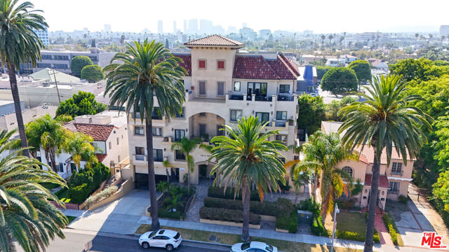 155 N Hamilton Drive, Beverly Hills CA: https://media.crmls.org/mediaz/bbd4b22e-4a32-4ade-bcb0-14fbe6440c27.jpg