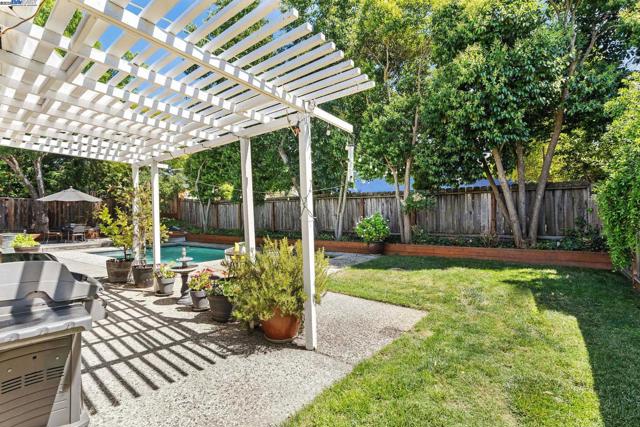 1001 Crellin Rd, Pleasanton CA: https://media.crmls.org/mediaz/bbd4c928-92cd-4d96-b53e-6148ae69a0ac.jpg
