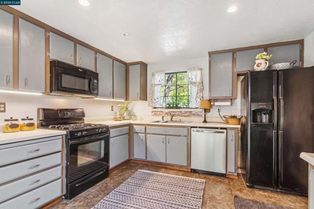 2628 Asilomar Dr, Antioch CA: https://media.crmls.org/mediaz/bbd5090c-2462-490e-a343-0b461eef016b.jpg