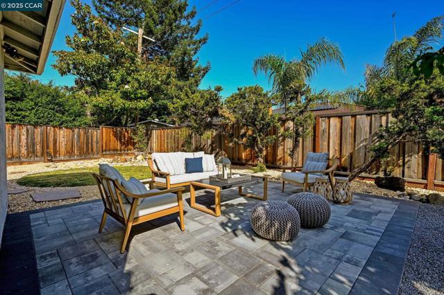 940 Lexington Pl, San Ramon CA: https://media.crmls.org/mediaz/bbd578f3-ea28-43a5-a987-3d2816745f2c.jpg