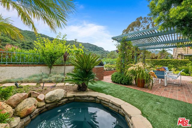 17152 Avenida De Santa Ynez, Pacific Palisades CA: https://media.crmls.org/mediaz/bbd58825-cfe5-4f1f-910e-2790988e8595.jpg