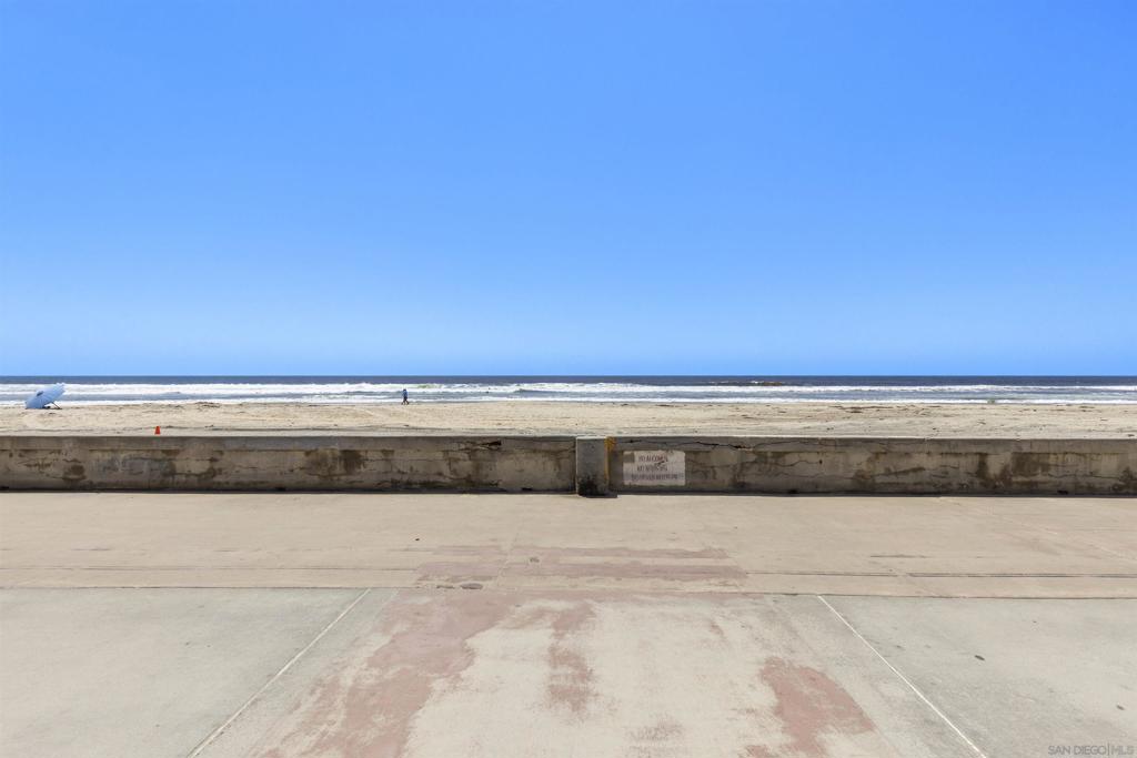 https://media.crmls.org/mediaz/bbd5e0c4-a251-43a6-8a9a-c3370c98cfcf.jpg?preset=X-Large
