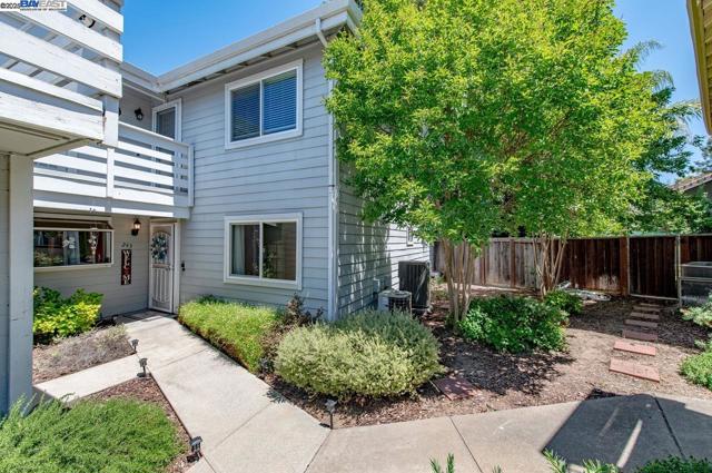 243 Rachael Pl, Pleasanton CA: https://media.crmls.org/mediaz/bbd729b1-effd-42f1-b00d-f7724a4d5967.jpg