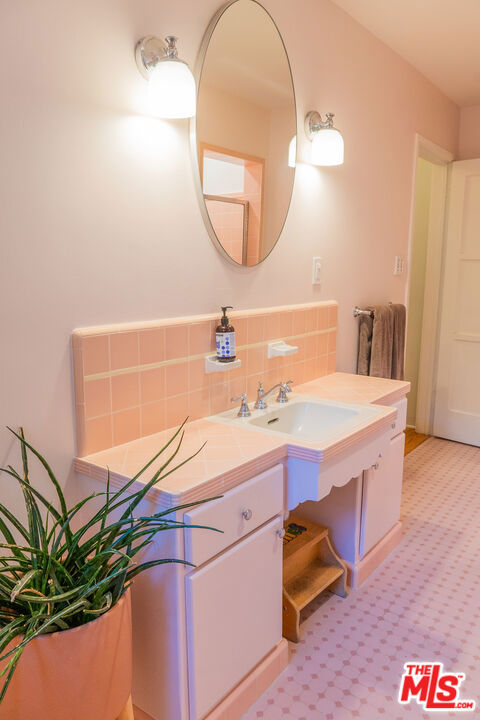 2434 Cazaux Place, Los Angeles CA: https://media.crmls.org/mediaz/bbd7c653-4879-4dd4-9493-5dffab9b0156.jpg