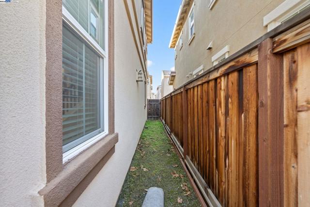248 Alta St, Brentwood CA: https://media.crmls.org/mediaz/bbd816bc-1129-4511-a4bb-86619c3ba8c6.jpg