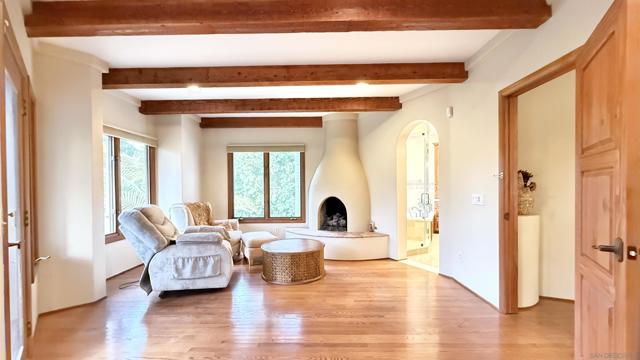 16722 Via Lago Azul, Rancho Santa Fe CA: https://media.crmls.org/mediaz/bbd83bbe-dd39-4258-8440-054695f2a9ed.jpg