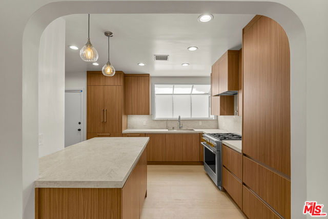 8607 Clifton Way, Beverly Hills CA: https://media.crmls.org/mediaz/bbd8802e-6816-4f72-be44-fe7e7d37cd69.jpg