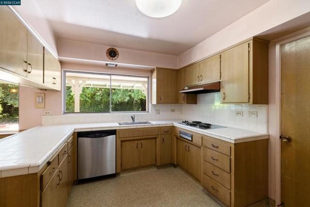 18 Garden Estates Ct, Alamo CA: https://media.crmls.org/mediaz/bbd883b7-b4dd-496e-a0cc-df1c1cbc0e90.jpg
