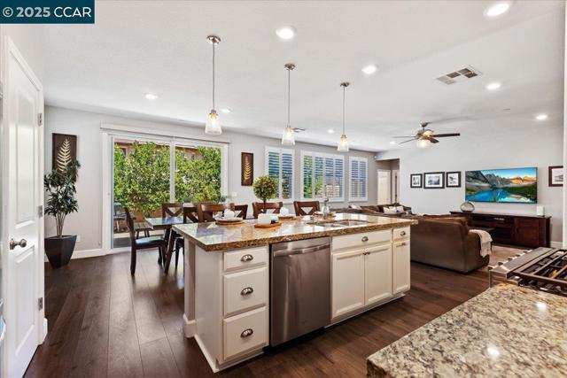 2097 Salice Way, Brentwood CA: https://media.crmls.org/mediaz/bbd89edf-b4d7-4ca7-b70b-2b718e165050.jpg