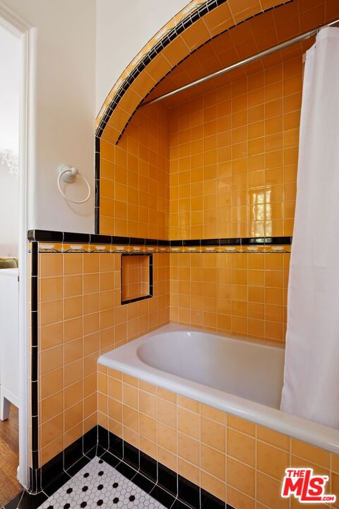 5432 Red Oak Drive, Los Angeles CA: https://media.crmls.org/mediaz/bbd9df27-5983-4c71-82fe-7f4276ef86c3.jpg