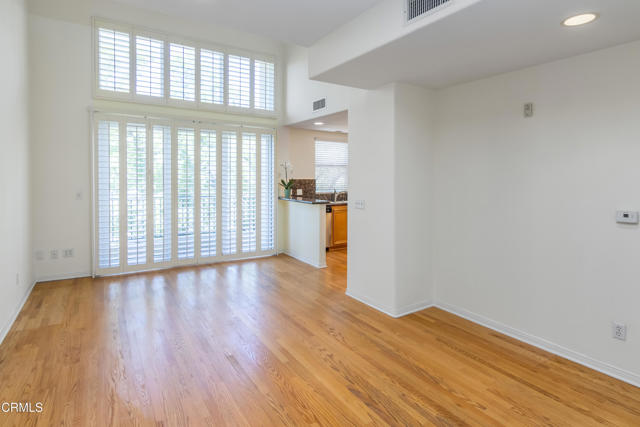 286 N Madison Avenue, Pasadena CA: https://media.crmls.org/mediaz/bbda1ce2-4056-4189-aa59-d40f25367e24.jpg