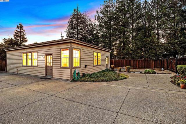 2215 Chardonnay Way, Livermore CA: https://media.crmls.org/mediaz/bbdbb5c6-6b79-46a4-8720-7bd327ff8f86.jpg