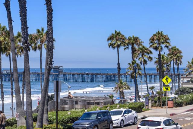212 S Pacific Street, Oceanside CA: https://media.crmls.org/mediaz/bbdbb8cf-ec92-4608-97b3-7893bcf13f5b.jpg