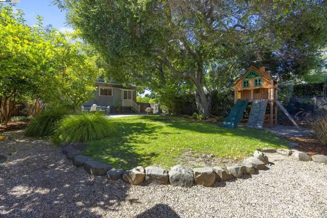 898 Union St, Alameda CA: https://media.crmls.org/mediaz/bbdc531a-12d8-411c-ac5c-aa890c3d7d3f.jpg