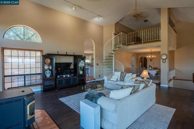 643 Old Course Ct, Valley Springs CA: https://media.crmls.org/mediaz/bbdc9b7a-2e36-4312-b1e1-f2ea4986a905.jpg