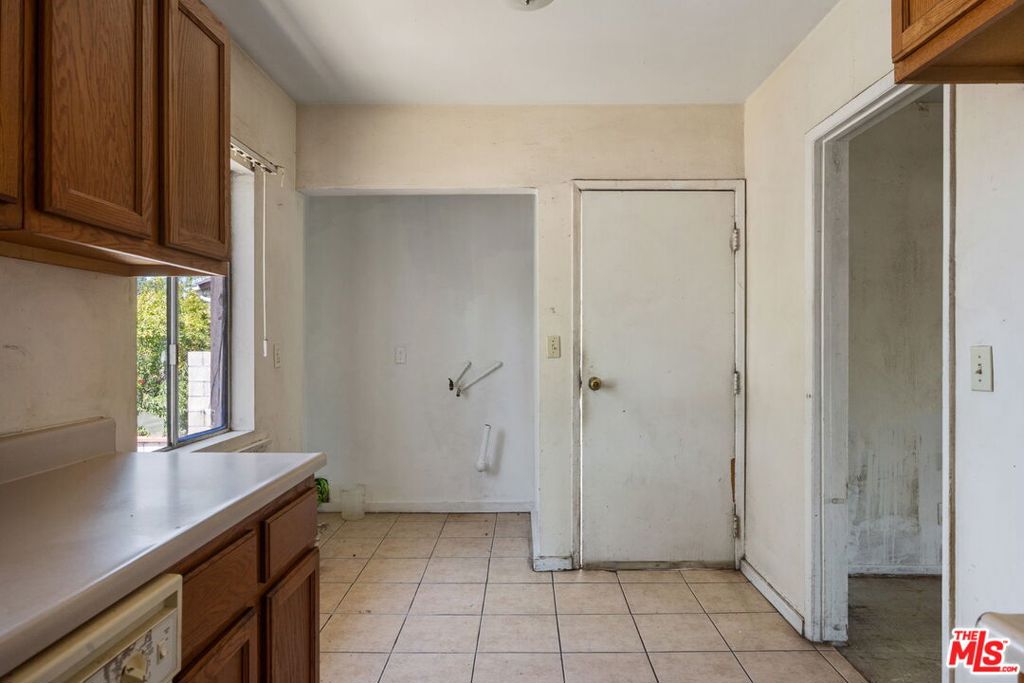 https://media.crmls.org/mediaz/bbdcae66-38ad-4291-919a-52f0a51200f4.jpg?preset=X-Large