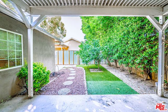 5353 Don Pio Drive, Woodland Hills CA: https://media.crmls.org/mediaz/bbdd01a8-7340-4f6e-8b59-2b7e3a631762.jpg
