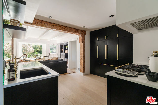 3100 Coldwater Canyon Avenue, Studio City CA: https://media.crmls.org/mediaz/bbdd16d8-313f-4872-a8ec-7199b37ae4a7.jpg